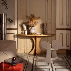 Aina Kari Vaso decorativo Stravedamento in vetro di Murano bianco e ottone martellato><noscript><img width=