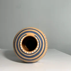 Enryhands Vaso Decorativo U2 con Motivo Astratto in Terracotta><noscript><img width=