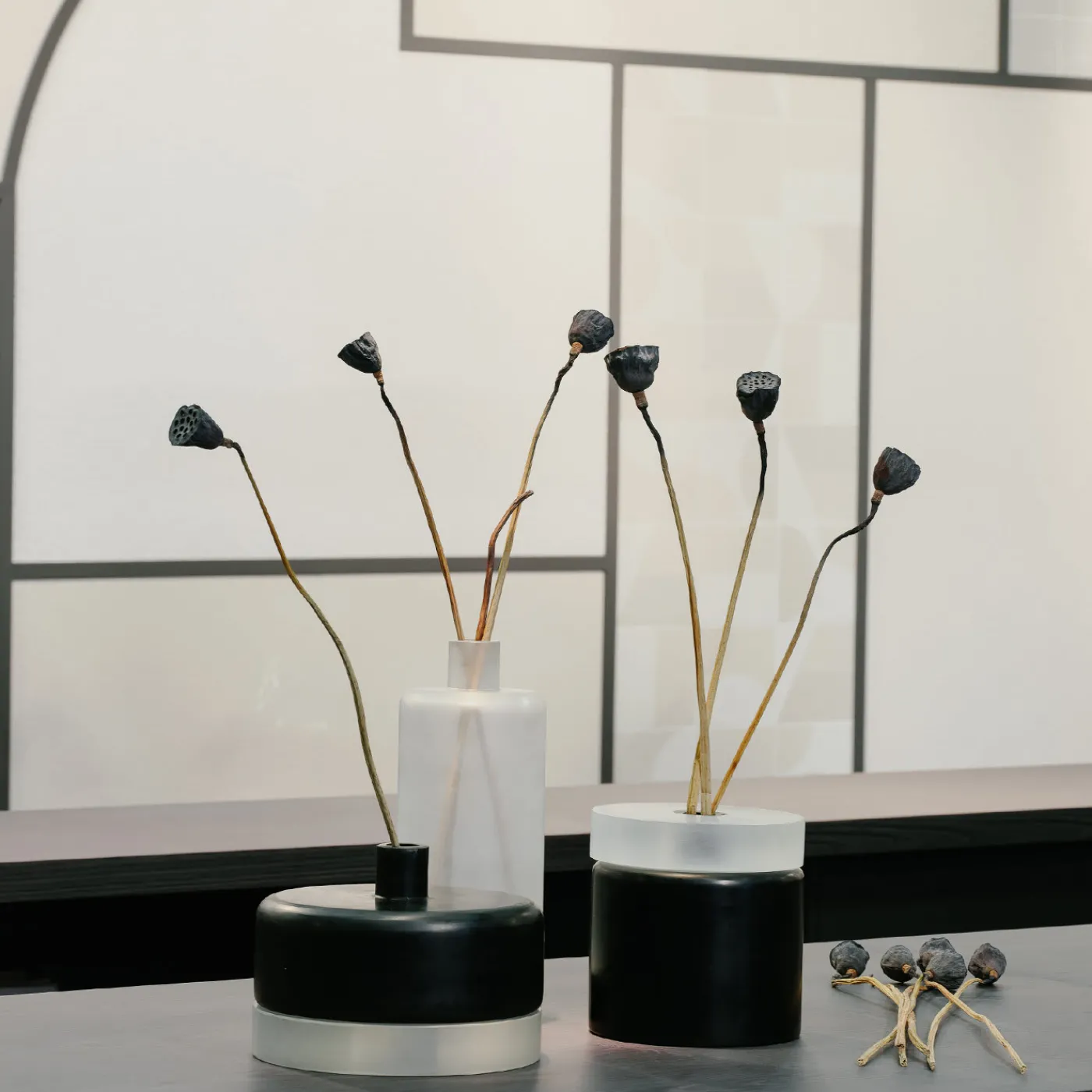 Mutina Vaso di vetro cilindrico medio in bianco e nero> Vasi Con Coperchio