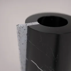 Carcino Design Vaso Elara in marquina nera e travertino><noscript><img width=