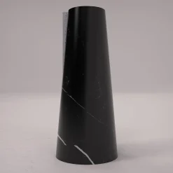 Carcino Design Vaso Elara in marquina nera e travertino><noscript><img width=