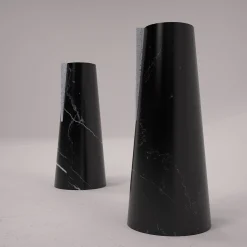 Carcino Design Vaso Elara in marquina nera e travertino><noscript><img width=