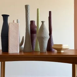 Ceramica Gatti 1928 Vaso romboidale grigio chiaro Battuti di Andrea Anastasio><noscript><img width=