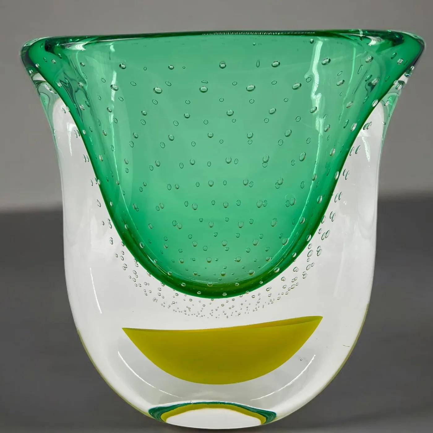 Officine di Murano 1295 Vaso scultoreo in vetro di Murano verde e giallo Gran Sommerso> Vasi Decorativi
