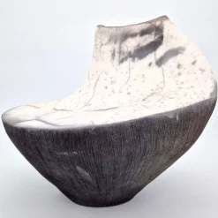 Design Center 1991 Vaso scultura Carlotta di Nino Basso><noscript><img width=