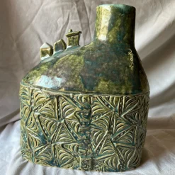 Metakeramos Vaso Versante Silenzioso in Ceramica Verde della Collezione Micromondo><noscript><img width=