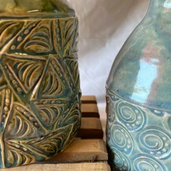 Metakeramos Vaso Versante Silenzioso in Ceramica Verde della Collezione Micromondo><noscript><img width=